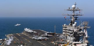 US aircraft carrier shows off its might in the Mediterranean Oprit aanleggen